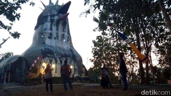 Foto: Bukit Rhema, Gereja Ayam & Wisata Religi Semua Agama