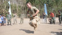 Seorang prajurit Marinir Amerika Serikat (USMC) mangikuti lomba balap karung. Tak ada ketegangan disana, namun gelak tawa dan canda terjadi saat mereka mengikuti beberapa lomba.