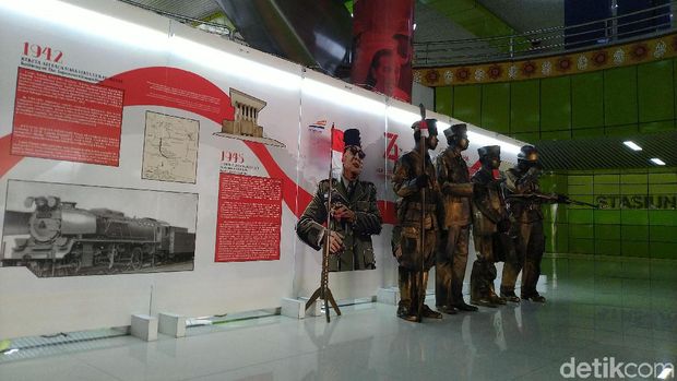 HUT ke-74 RI di Stasiun Gambir.
