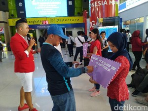 HUT Ke-74 RI, Penumpang Kereta dari Stasiun Gambir Nyanyi Indonesia Raya