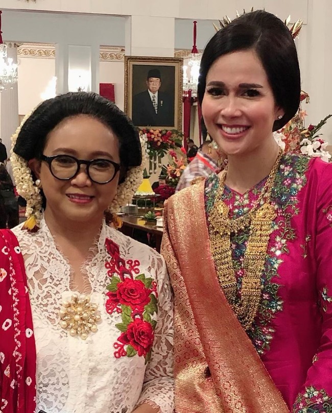 Inilah pose menawan Retno Marsudi dengan Istri Menteri Sosial, Loemongga. Retno tampil nasionalis dengan kebaya bernuansa merah dan putih. Menteri Luar Negeri itu tampil dengan kebaya brokat putih dengan aksen bordir bunga merah. Untuk bawahannya, Retno memadankannya dengan kain jarik, lengkap dengan selendang jumputan. Foto: dok. Instagram
