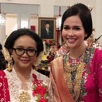 Inilah pose menawan Retno Marsudi dengan Istri Menteri Sosial, Loemongga. Retno tampil nasionalis dengan kebaya bernuansa merah dan putih. Menteri Luar Negeri itu tampil dengan kebaya brokat putih dengan aksen bordir bunga merah. Untuk bawahannya, Retno memadankannya dengan kain jarik, lengkap dengan selendang jumputan. Foto: dok. Instagram
