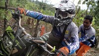 Para petugas PLN mengenakan perlengkapan keamanan lengkap saat mengendarai motor cross untuk menembus wilayah Saree, Gunung Seulawah Aceh, Aceh Besar. Perlu diketahui Menyambut kemerdekaan RI ke 74, PLN terus mempercepat pembangunan listrik desa di wilayah Aceh.