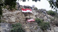 Sementara yang lainnya berbagai tugas, seperti mengatrol tali dan mengatur koordinasi pengibaran bendera. Persiapan matang pun ditempuh dalam waktu hampir dua bulan jelang perayaan HUT RI.