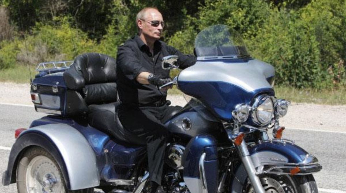 Ketika Putin Bicara Motor Simbol Kebebasan di Depan Publik Ukraina
