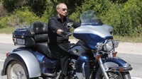 Senin lalu, seorang pengacara Rusia meminta polisi lalu lintas Rusia sektor Sevastopol untuk menilang Putin sebebsar USD 15 atas pelanggaran itu. Memang tidak besar untuk Putin, namun berdasarkan aturan lalu lintas setempat memang itulah besaran denda atas pelanggaran tidak menggunakan helm. Foto: visordown