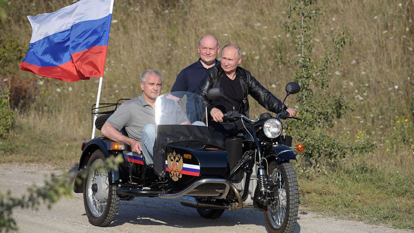 Presiden Vladimir Naik Motor tanpa helm