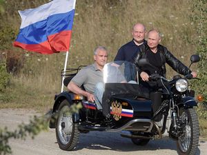 Putin Naik Moge Tanpa Helm, Ia Pun Digugat Warganya