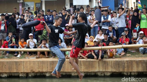 Warga Kalimalang tak ingin ketinggalan meriahkan Hari Kemerdekaan Indonesia. Beragam perlombaan pun dimainkan, mulai dari panjat pinang hingga perang bantal.