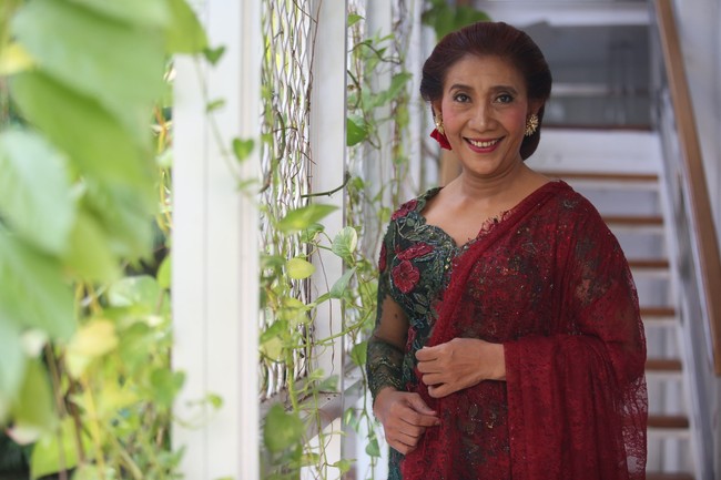 Kebaya ini adalah satu dari empat kebaya yang telah disiapkan Anne untuk Menteri Susi. Perempuan yang suka bergaya nyentrik itu akan kembali memakai kebaya Anne untuk upacara penunuran bendera sore nanti.  Foto: Foto: Agung Pambudhhy/Detik