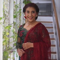 Kebaya ini adalah satu dari empat kebaya yang telah disiapkan Anne untuk Menteri Susi. Perempuan yang suka bergaya nyentrik itu akan kembali memakai kebaya Anne untuk upacara penunuran bendera sore nanti.  Foto: Foto: Agung Pambudhhy/Detik