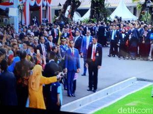 Jokowi Keluar Istana, Sapa Warga yang Datang ke Peringatan HUT RI