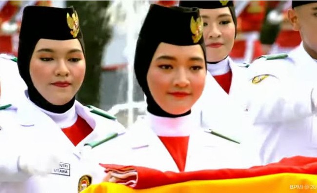 Selama pelatihan di Pusat Pemberdayaan Pemuda dan Olahraga milik Kementerian Pemuda dan Olahraga di Cibubur, Jakarta Timur, Paskibraka 17 tahun itu tidak selalu dilatih membawa baki. Namun saat gladi bersih dan kotor, Salma secara intens dilatih untuk membawa baki bendera merah putih.  Foto: dok. Youtube, Instagram