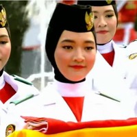 Selama pelatihan di Pusat Pemberdayaan Pemuda dan Olahraga milik Kementerian Pemuda dan Olahraga di Cibubur, Jakarta Timur, Paskibraka 17 tahun itu tidak selalu dilatih membawa baki. Namun saat gladi bersih dan kotor, Salma secara intens dilatih untuk membawa baki bendera merah putih.  Foto: dok. Youtube, Instagram