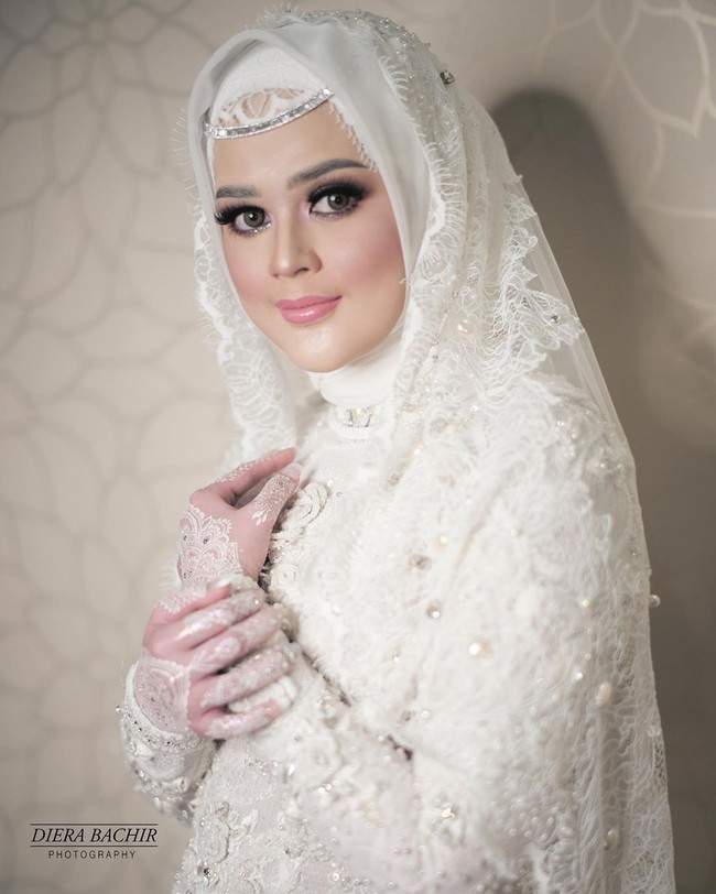 Meyriska tampil dengan makeup mata bold. Sang makeup artist Medan dari Colors of twentytwo merias Meyriska dengan makeup mata dramatis. Bulu mata bertumpuk dan eyeliner tegas dan tebal menjadi kunci untuk mendapatkan makeup bold.  Foto: Foto: Instagram/Diera Bachir Photography
