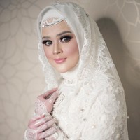 Meyriska tampil dengan makeup mata bold. Sang makeup artist Medan dari Colors of twentytwo merias Meyriska dengan makeup mata dramatis. Bulu mata bertumpuk dan eyeliner tegas dan tebal menjadi kunci untuk mendapatkan makeup bold.  Foto: Foto: Instagram/Diera Bachir Photography