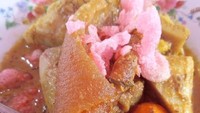 Katupe juga enak disiram gulai tunjang. Apalagi ditambah dengan sala lauak (perkedel pedas). Foto : Instagram @ota_lapau