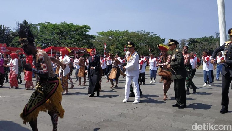 Rayakan HUT RI, Ridwan Kamil Menari Sajojo Bersama Warga Papua Rayakan HUT RI, Ridwan Kamil Menari Sajojo Bersama Warga Papua