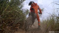 Kondisi jalan yang terjal dan tak dapat dilalui dengan kendaraan biasa membuat para petugas PLN menggunakan motor cross untuk dapat mencapai kaki gunung tersebut.