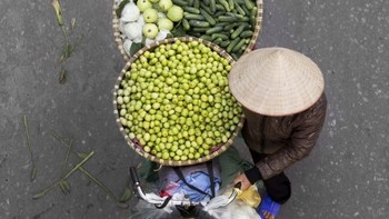Ada yang membawa buah. Foto: Loes Heerink