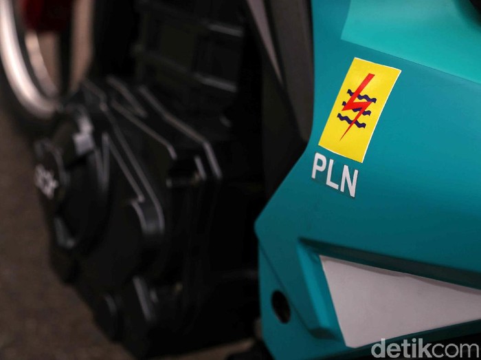 PT PLN (Persero) luncurkan motor listrik di Aceh. Motor ramah lingkungan itu nantinya akan digunakan petugas PLN untuk kegiatan operasional.