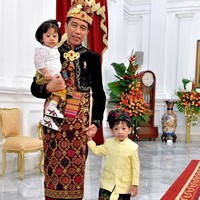 Jan Ethes yang baru berusia tiga tahun ini selalu punya magnet tersendiri saat hadir di publik entah bersama Jokowi dan Iriana atau bersama kedua orangtuanya, Gibran Rakabuming dan Selvi Ananda. Polah menggemaskannya biasanya terjadi saat Jan Ethes diajak ke mall oleh Jokowi. Foto: Instagram @jokowi
