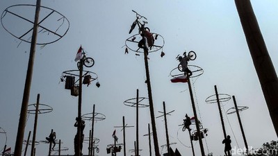 Berburu Beragam Hadiah di Lomba Panjat Pinang