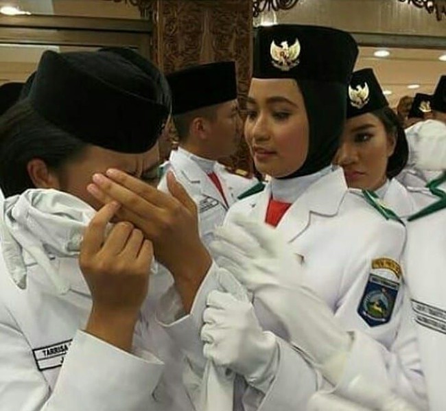 Hijabers manis dengan nama lengkap Salma El Mutafaqqiha Putri Achzaabi menempuh pendidikan di SMA Pradita Dirgantara Boyolali, Jawa Tengah. Salma lahir di Malang pada 16 Desember 2002. Ia merupakan putri dari Achmad Aswin Achzaab dan Nurisah. Foto: dok. Youtube, Instagram
