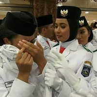 Hijabers manis dengan nama lengkap Salma El Mutafaqqiha Putri Achzaabi menempuh pendidikan di SMA Pradita Dirgantara Boyolali, Jawa Tengah. Salma lahir di Malang pada 16 Desember 2002. Ia merupakan putri dari Achmad Aswin Achzaab dan Nurisah. Foto: dok. Youtube, Instagram