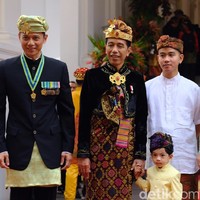 Ia tampil dengan beskap beludru hitam dengan bordiran emas. Busananya tersebut dipadankan dengan tenun ikat khas Klungkung.  Foto: Andhika Prasetya/detikcom