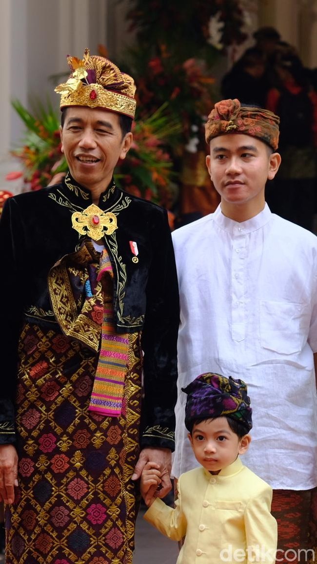 Ia tampil dengan beskap beludru hitam dengan bordiran emas. Busananya tersebut dipadankan dengan tenun ikat khas Klungkung.  Foto: Andhika Prasetya/detikcom