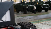Di industri pertahanan itu kita memproduksi peralatan militer di antaranya kendaraan tempur, senjata, pistol, amunisi kaliber kecil, amunisi kaliber besar dan tentunya sistem pendukung militer. Termasuk sekarang kita punya cyber security kemudian sekarang kita punya lini bisnis industri yaitu ekskavator, alat pertanian railway system, crane untuk kapal dan lain lain, ungkap Mose.