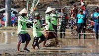 Upacara bendera peringatan HUT ke 74 Republik Indonesia ini bertepatan dengan dimulainya pengolahan lahan untuk bercocok tanam. Sekaligus juga sebagai simbol menghormati jasa para pahlawan yang sudah gugur membela kemerdekaan.