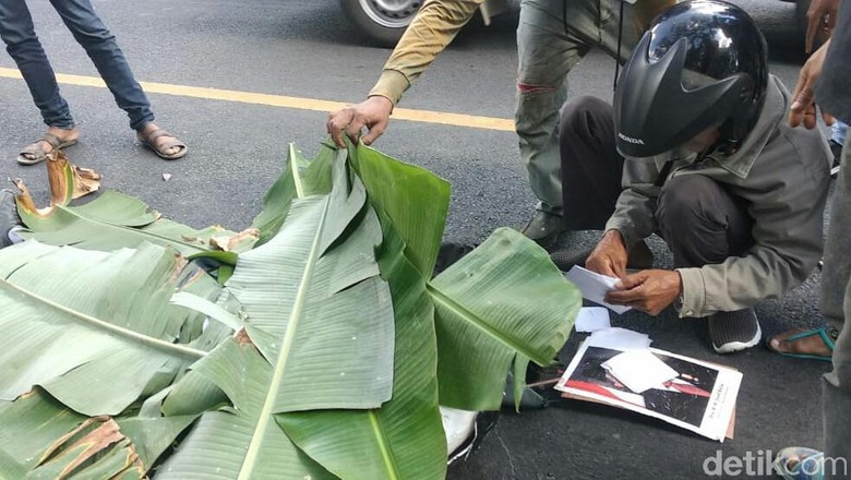 Siswa di Banyuwangi Tewas Kecelakaan Sambil Peluk Foto Jokowi Siswa di Banyuwangi Tewas Kecelakaan Sambil Peluk Foto Jokowi
