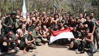 Usai mengikuti berbagai perlombaan para prajurit korps Marinir TNI AL dan Marinir Amerika Serikat (USMC) berfoto bersama untuk memeringati HUT ke-74 Republik Indonesia.