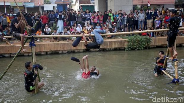 Beragam perlombaan menarik digelar oleh warga Kalimalang, Jakarta Timur. Aneka perlombaan mulai dari perang bantal hingga panjat pinang meriahkan HUT ke-74 Republik Indonesia, Sabtu (17/8/2019). (Detikcom/Agumng Pambudi)