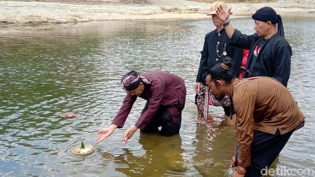 Seniman Purworejo Upacara HUT RI di Dasar Sungai Bogowonto 