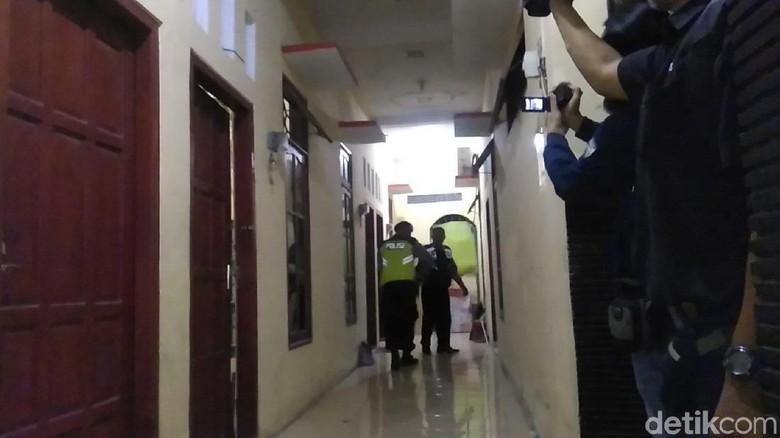 Polisi Datangi dan Geledah Kos Pria Penyerang Polsek Wonokromo Polisi Datangi dan Geledah Kos Pria Penyerang Polsek Wonokromo