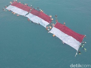 Upacara HUT ke-74 RI Digelar di Bawah Laut Pulau Sangiang, Banten