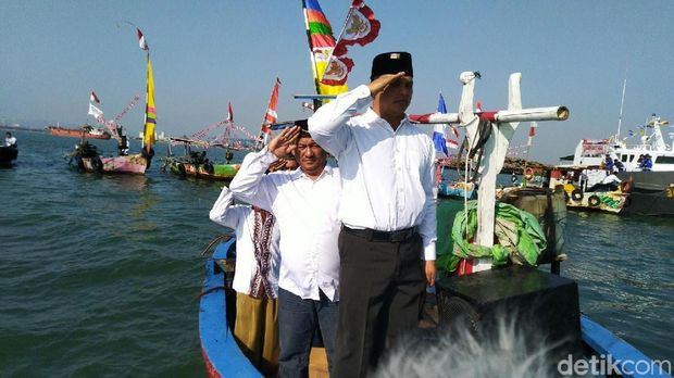 Senangnya Nelayan Diajak Upacara Kemerdekaan di Tengah Laut