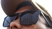 Beragam hadiah, mulai dari barang elektronik hingga sepeda digantung di puncak pohon pinang dan siap untuk diraih oleh para peserta lomba.