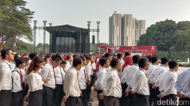 Pimpin Upacara HUT ke-74 RI, Bos OJK Ajak Pegawai Berbenah
