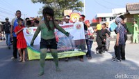 Ada pula warga yang menghias diri layaknya buto ijo untuk ikut memeriahkan pawai kemerdekaan tersebut. Warga berjalan dan melambaikan tangan kepada masyarakat yang menonton mereka dipinggir jalan. Tak jarang masyarakat itu berebut foto dengan peserta pawai.