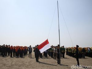 Pelajar di Sidoarjo Gelar Upacara HUT RI di Pond Lumpur