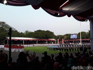 Video Momen Penurunan Merah Putih HUT Ke-74 RI di Istana Merdeka