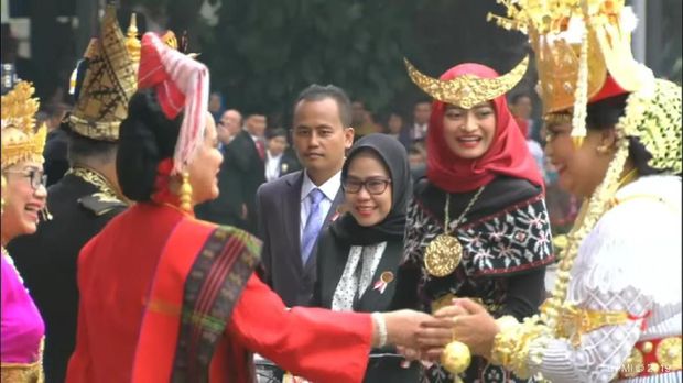 Istri Menhan Tak Menyangka Dapat Sepeda Jokowi karena Baju Adat