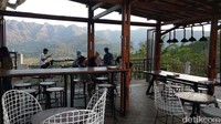 Di bagian ekor Gereja Ayam sekarang dilengkapi dengan kafe. Traveler bisa menukarkan voucher dengan singkong goreng dan bisa mendapatkan potongan harga pembelian kopi di kafe ini. (Eko Susanto/detikcom)