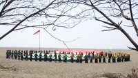 Remaja yang tergabung dalam Ikatan Pemuda dan Pemudi Nahdlatul Ulama membetangkan bendera Merah Putih dan Nahdlatul Ulama di kawasan lumpur titik 25, Porong, Sidoarjo, Jawa Timur, Sabtu (17/8/2019). Antara Foto/Umarul Faruq.