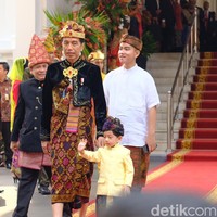 Presiden Joko Widodo kembali memilih menggunakan pakaian adat dalam upacara HUT ke-74 RI di Istana Negara, Sabtu (17/8/2019). Kali ini, Jokowi tampil tradisional dengan pakaian adat Klungkung, Bali.  Foto: Jokowi dan Jan Ethes di Istana jelang HUT ke-74 RI (Andhika Prasetia/detikcom)