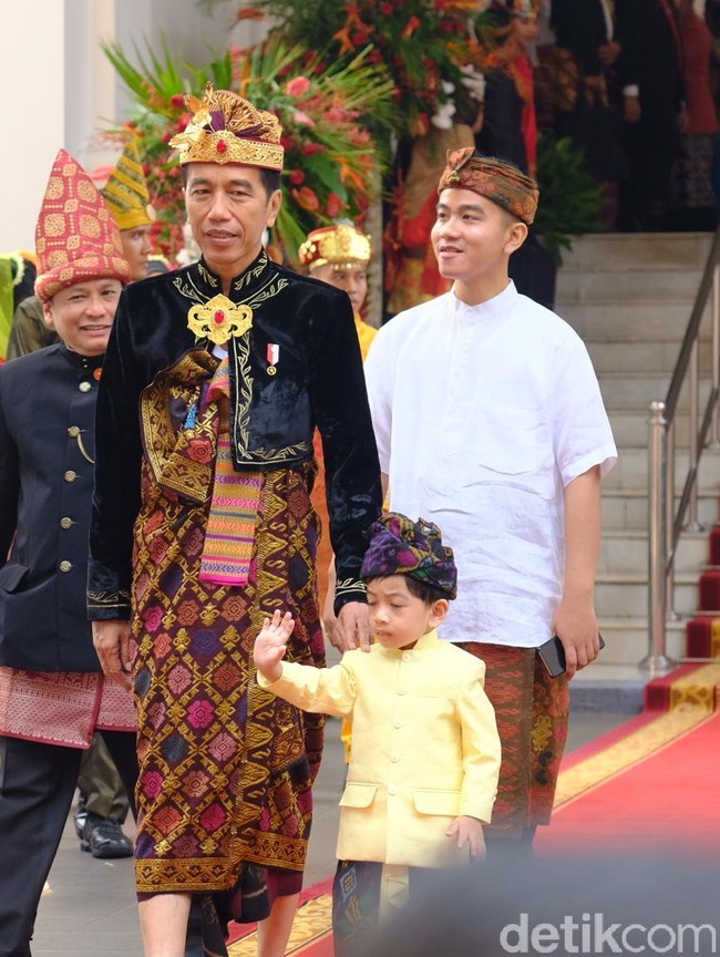 Presiden Joko Widodo kembali memilih menggunakan pakaian adat dalam upacara HUT ke-74 RI di Istana Negara, Sabtu (17/8/2019). Kali ini, Jokowi tampil tradisional dengan pakaian adat Klungkung, Bali.  Foto: Jokowi dan Jan Ethes di Istana jelang HUT ke-74 RI (Andhika Prasetia/detikcom)